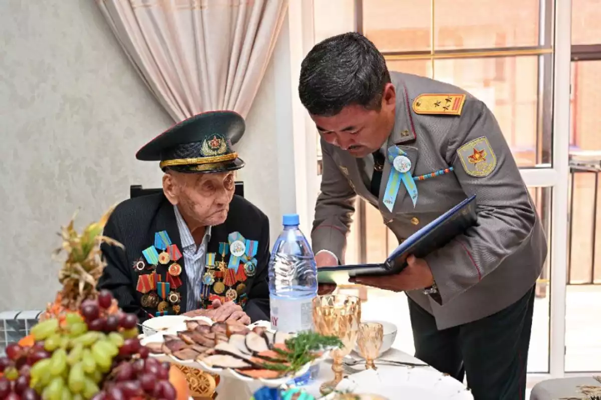 В Семее поздравили ветеранов с 80-летием Великой Победы