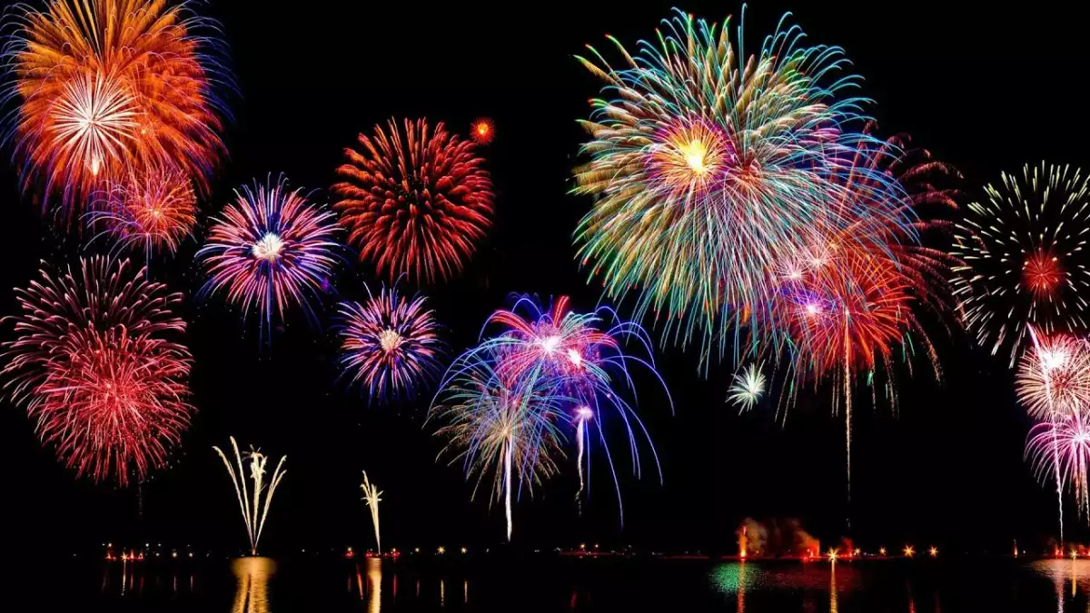 СОБЛЮДАЙТЕ ТРЕБОВАНИЯ БЕЗОПАСНОСТИ ПРИ ИСПОЛЬЗОВАНИИ ФЕЙЕРВЕРКОВ