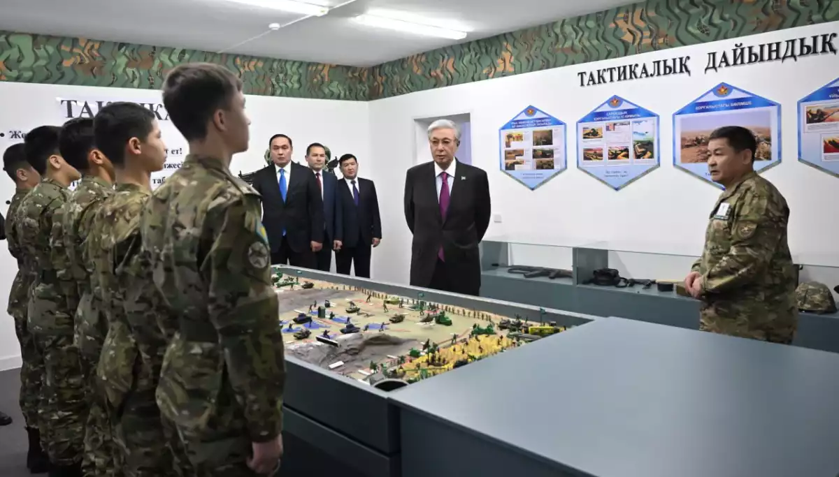 Глава государства посетил специализированную военную школу-интернат в Таразе