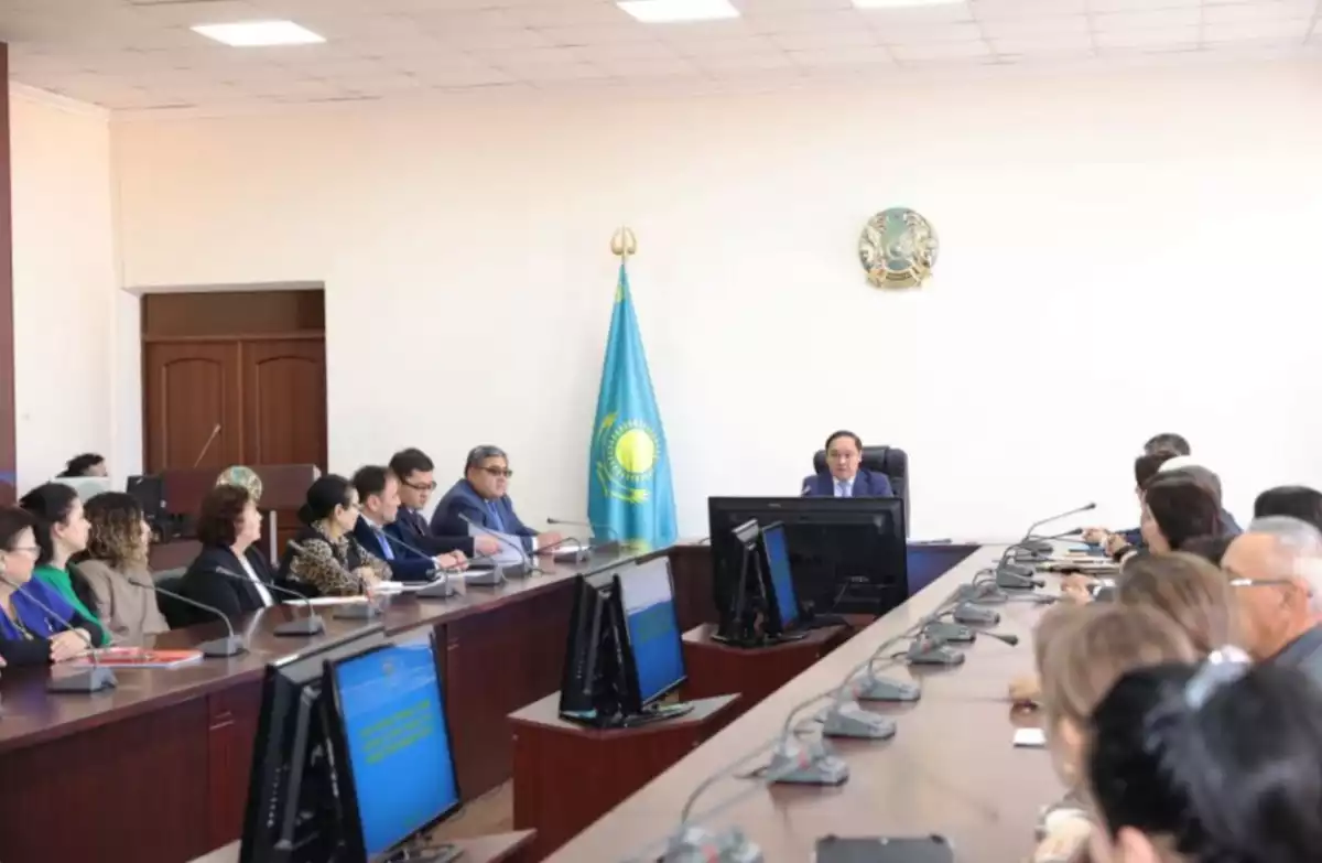 АКИМ ОБЛАСТИ ОБСУДИЛ ПРОЕКТ НОВОЙ КОНСТИТУЦИИ С КОЛЛЕКТИВОМ УНИВЕРСИТЕТА ДУЛАТИ