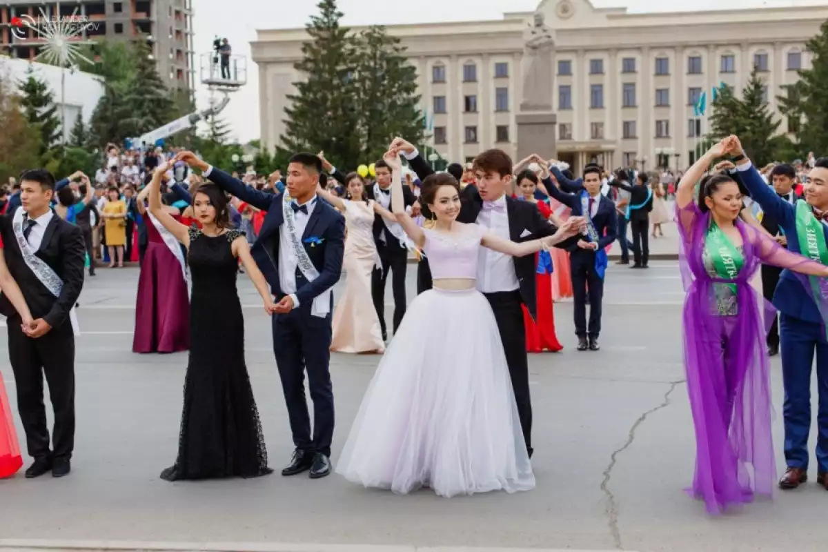 Министерство просвещения выступило с важным заявлением относительно порядка проведения школьных выпускных вечеров